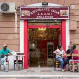 ...e dopo un piccolo ristorante indiano con la porta rossa e i pittoreschi tavoli affacciati sulla strada